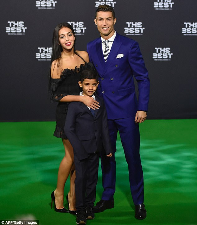 Cristiano Ronaldo và bạn gái 22 tuổi - Georgina Rodriguez sẽ đón một đứa con chung vào thời gian tới. 