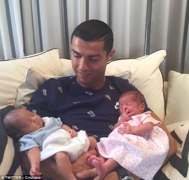  Cristiano Ronaldo khoe cặp sinh đôi một trai và một gái mà anh có được nhờ biện pháp mang thai hộ. 
