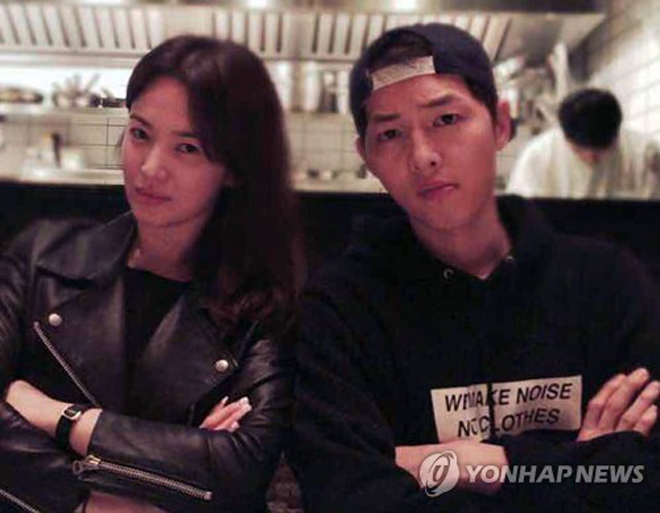 Báo Hàn tung trọn bộ ảnh hẹn hò của Song Hye Kyo trước &#34;nghi án&#34; cưới chạy - 11