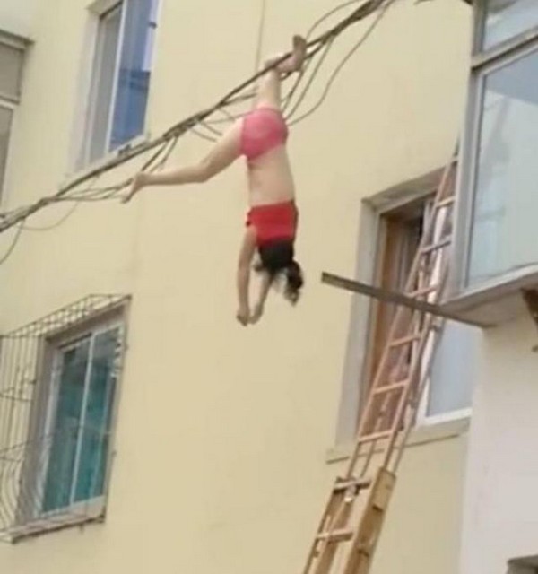 Cô gái bị treo lơ lửng trên dây điện khi đang cố gắng chạy trốn khỏi vợ của tình nhân