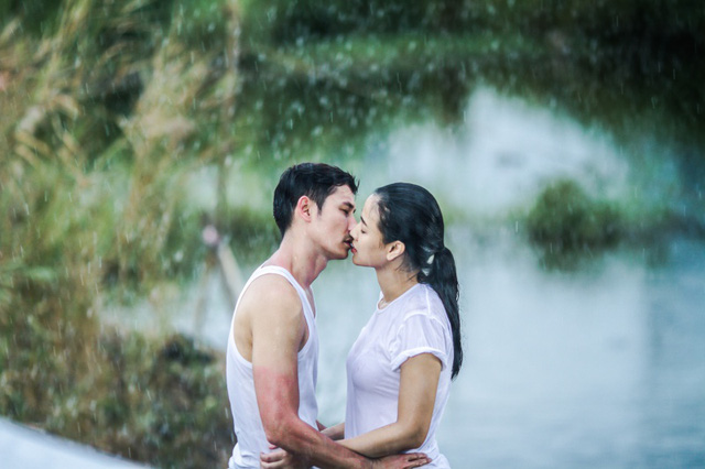 Cô chia sẻ rằng bản thân đặc biệt thích cảnh hôn nhau dưới mưa, để có cảnh quay lãng mạn nhất Maya và Huy Khánh đã phải dầm mưa hơn 5 giờ đồng hồ.