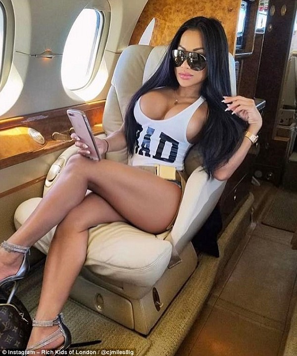  Chất chơi  như hội con nhà giàu London: Tắm cùng cá mập, mặc sexy trên chuyên cơ hạng sang