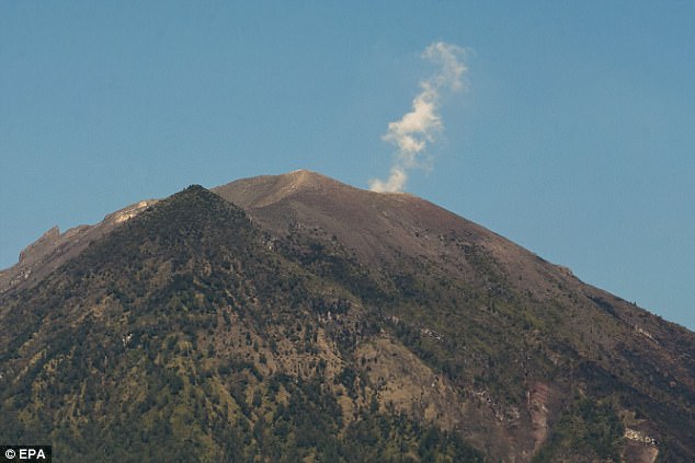  Núi lửa Agung nhìn từ xa. 