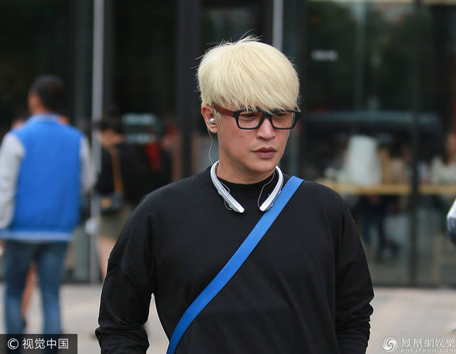  Trần Chí Bằng xuất hiện trên đường phố Bắc Kinh, Trung Quốc, ngày 1/10 với dáng vẻ cô đơn. Mái tóc nhuộm vàng khiến anh trở thành một người khác so với thời còn là thành viên của nhóm nhạc Ngũ hổ tướng. 