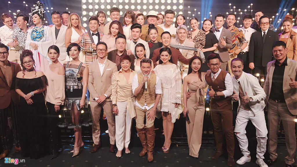 Dàn sao đình đám của showbiz Việt chụp hình kỷ niệm với chủ nhân đêm tiệc.