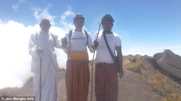  3 linh mục có mặt trên núi lửa Agung. 