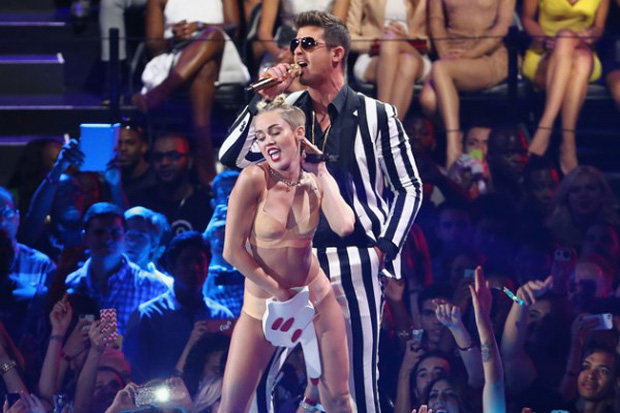 Không còn khỏa thân nổi loạn, Miley giờ flop đến nỗi bán album thua cả Demi và Shania Twain - Ảnh 1.