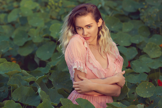 Không còn khỏa thân nổi loạn, Miley giờ flop đến nỗi bán album thua cả Demi và Shania Twain - Ảnh 2.
