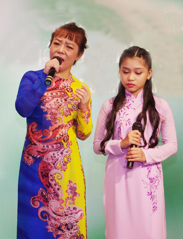 Trong chương trình cô Phương Quế Mai còn thể hiện chất giọng ngọt lịm của mình cùng bé Khánh Ngọc trong 2 ca khúc cả hai đã thu âm và cho ra mắt trong album lần này.