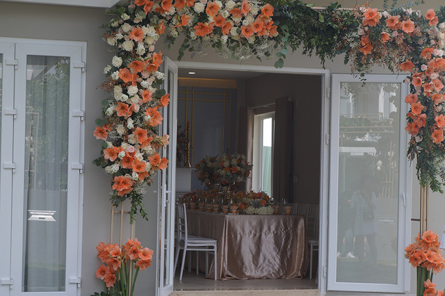 Trong nhà, nơi sẽ thực hiện nghi thức đón dâu cũng được trang trí sang trọng nhưng rất đơn giản với tông màu cam.