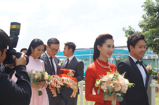 Cô dâu Đặng Thu Thảo xuất hiện rạng rỡ với áo dài cưới màu đỏ truyền thống