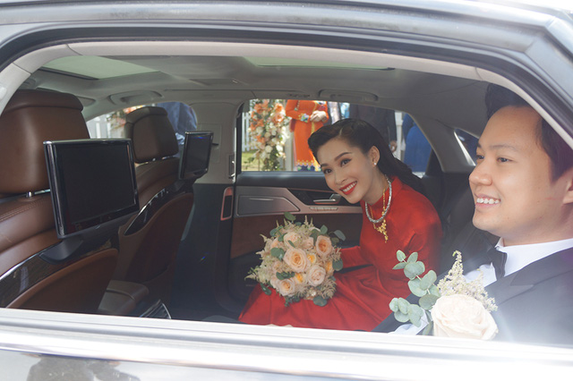 Hoa hậu vui vẻ kéo của kính xe hoa vẫy tay chào mọi người.
