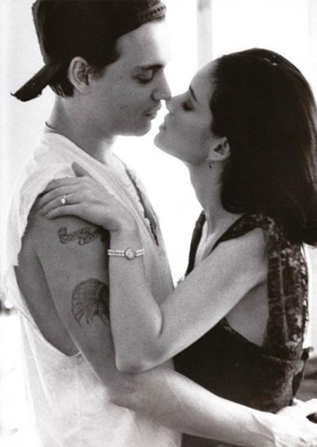 Bắt đầu hẹn hò khi Johnny Depp 27 tuổi còn Winona Ryder mới 18, hai ngôi sao của bộ phim “Edward Scissorhands” chính là đôi tình nhân nổi tiếng nhất thập niên 90 của thế kỷ trước. Johnny Depp và Winona Ryder thậm chí đã đính hôn và chàng “cướp biển” còn xăm dòng chữ “Winona Forever” lên cánh tay như một lời thề nguyền tình yêu. Tuy vậy, chỉ sau 4 năm bên nhau, cả hai lại “đường ai nấy đi” trong sự ngỡ ngàng của các fans hâm mộ và Johnny Depp đã khéo léo chỉnh sửa hình xăm của mình thành “Wino Forever”.