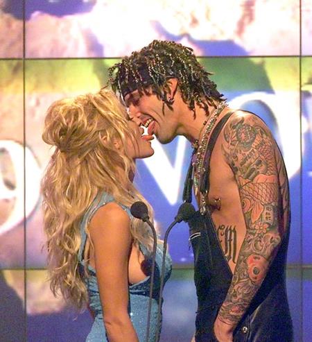 Pamela Anderson và Tommy Lee đã xăm tên đối phương lên ngón tay đeo nhẫn để ước định tình yêu. Để rồi sau này khi đường tình chia đôi, Pamela Anderson đã khéo léo sửa đổi hình xăm của mình thành “Mommy”.