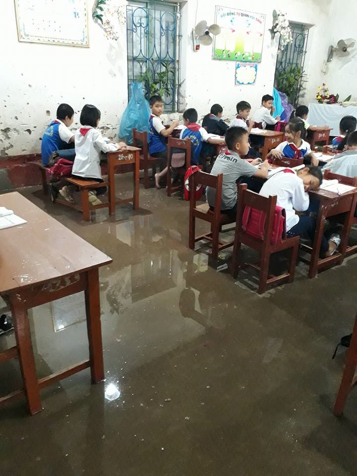 Thái Bình: Lớp học biến thành sông, học sinh phải dùng gầu múc nước - Ảnh 3.