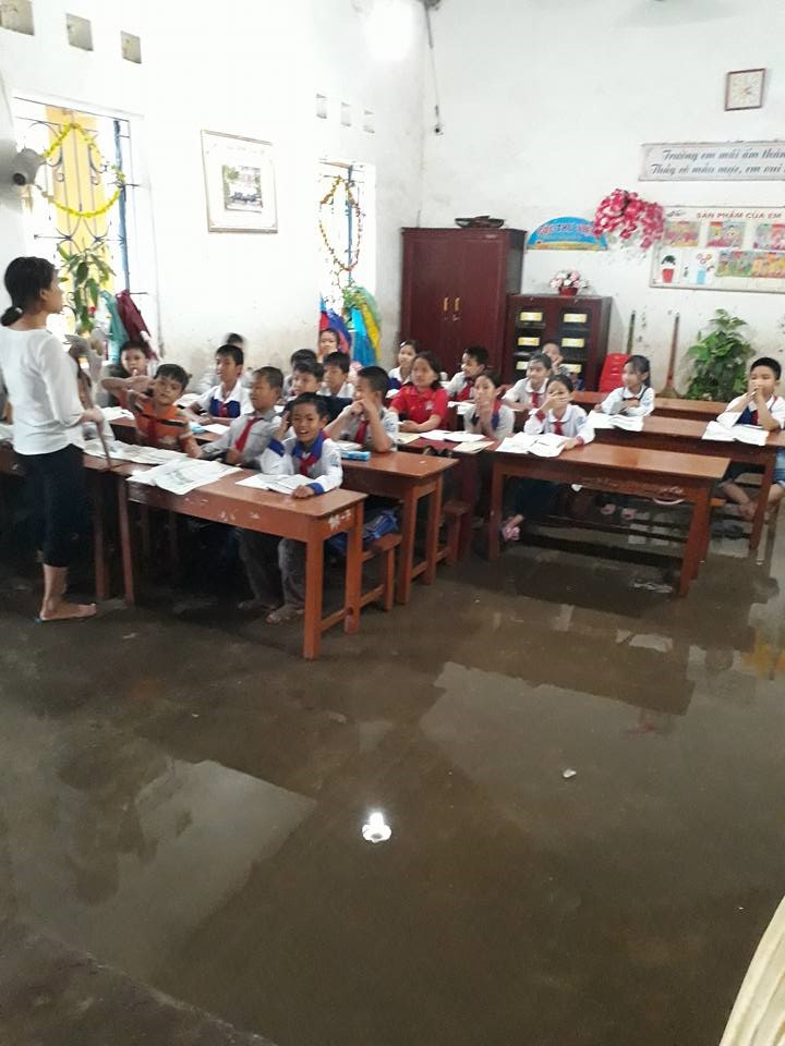 Thái Bình: Lớp học biến thành sông, học sinh phải dùng gầu múc nước - Ảnh 2.
