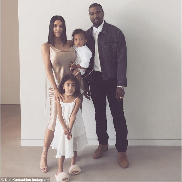  Kim Kardashian và chồng Kanye West đã xác nhận sắp đón đứa con thứ 3 nhờ phương pháp mang thai hộ. Bé gái của họ sẽ chào đời vào tháng 1 năm sau 