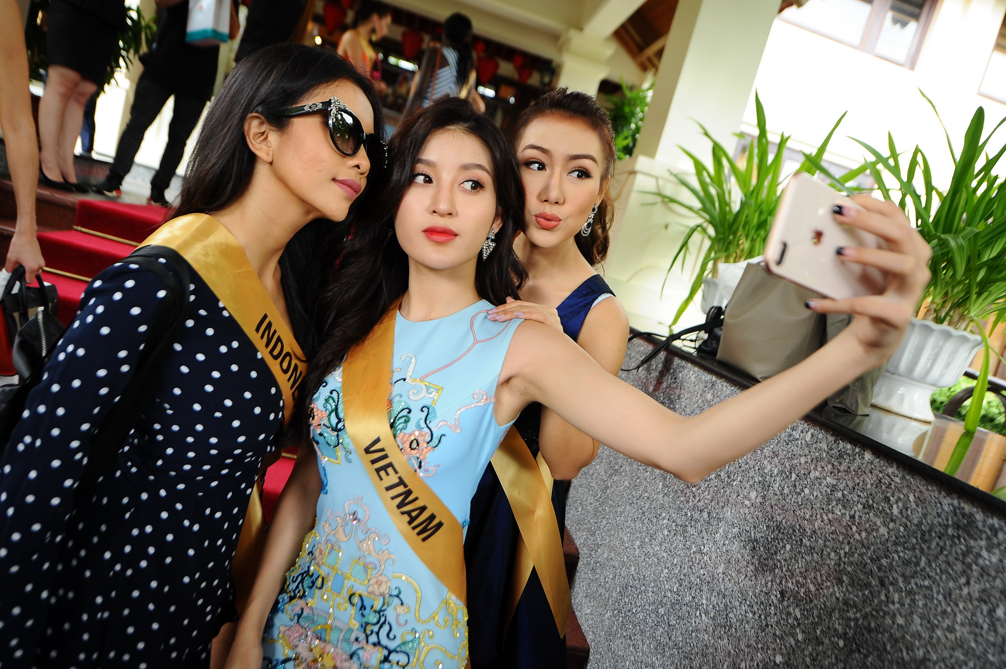 Huyền My xinh đẹp đọ sắc cùng các thí sinh Miss Grand International tại động Thiên Đường - Ảnh 2.