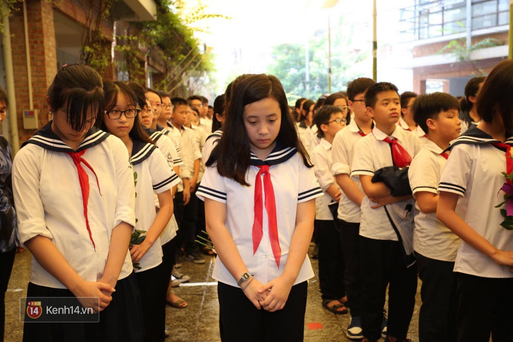 Cựu HS vừa khóc vừa hát Bài học đầu tiên tiễn biệt thầy Văn Như Cương - Ảnh 6.