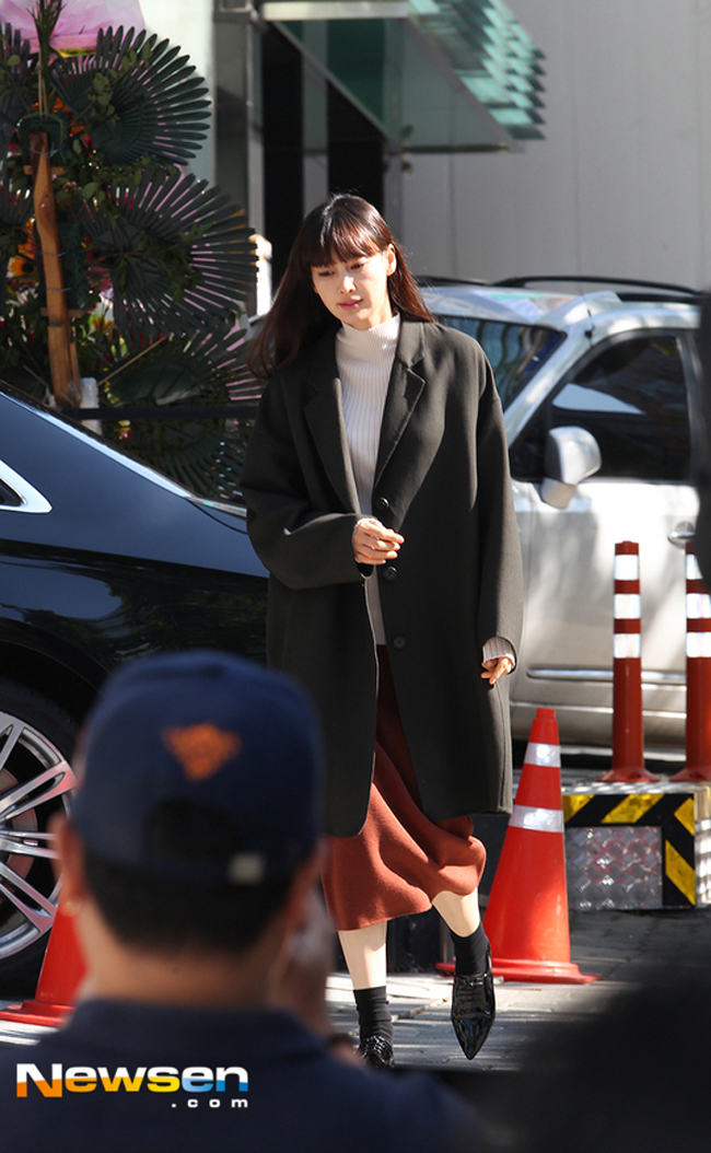 Phạm Hương phô diễn street style đầu tiên tại Seoul, HyunA đụng túi hiệu với Châu Bùi - Ảnh 18.