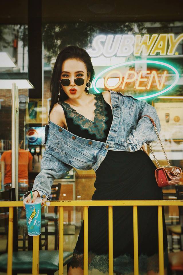 Phạm Hương phô diễn street style đầu tiên tại Seoul, HyunA đụng túi hiệu với Châu Bùi - Ảnh 13.