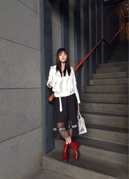 Phạm Hương phô diễn street style đầu tiên tại Seoul, HyunA đụng túi hiệu với Châu Bùi - Ảnh 14.