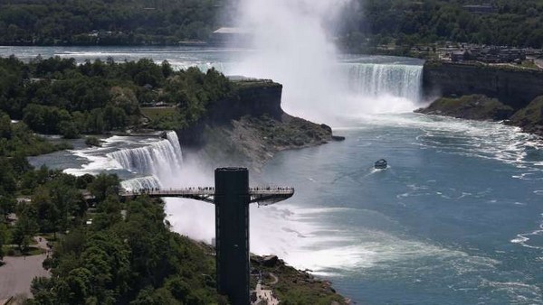 Cậu bé 10 tuổi sống sót may mắn khi bị rơi từ độ cao 30m xuống thác Niagara