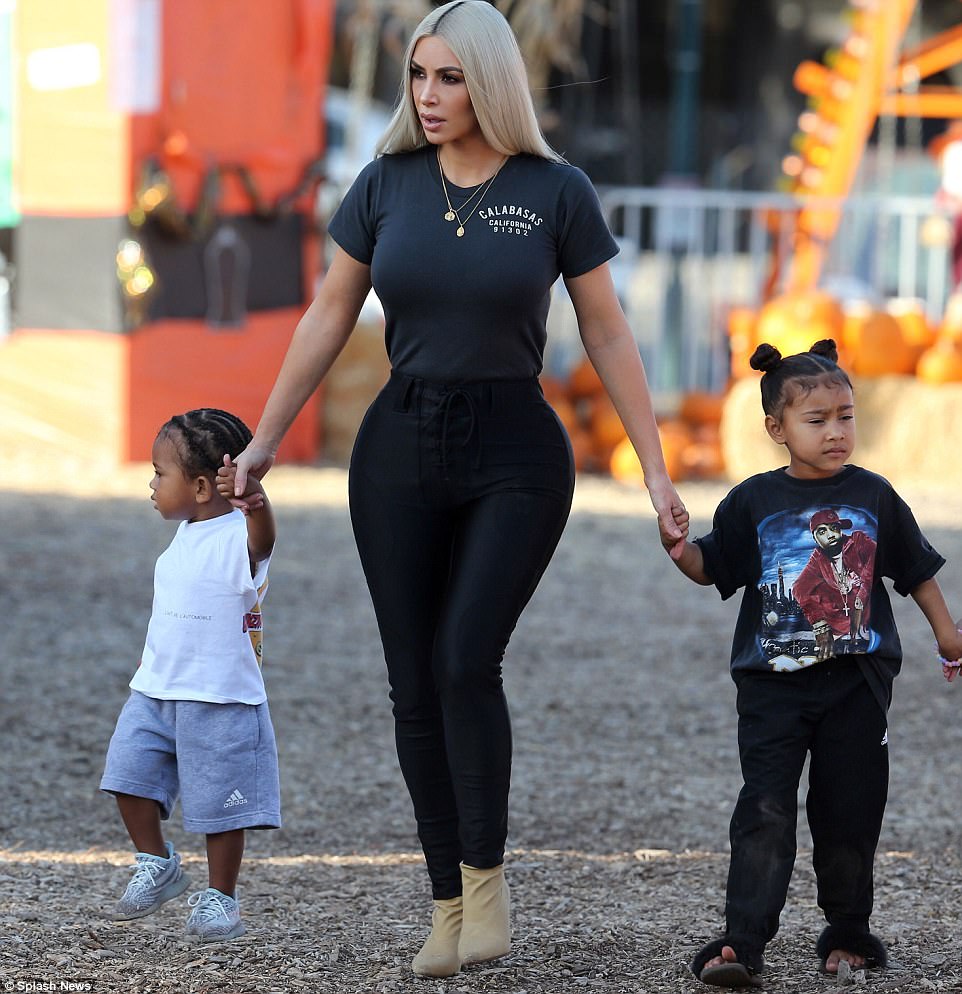 Nữ hoàng thị phi Kim Kardashian kín đáo, xinh đẹp bất ngờ, ra dáng mẹ hiền bên 2 con nhỏ đáng yêu - Ảnh 16.