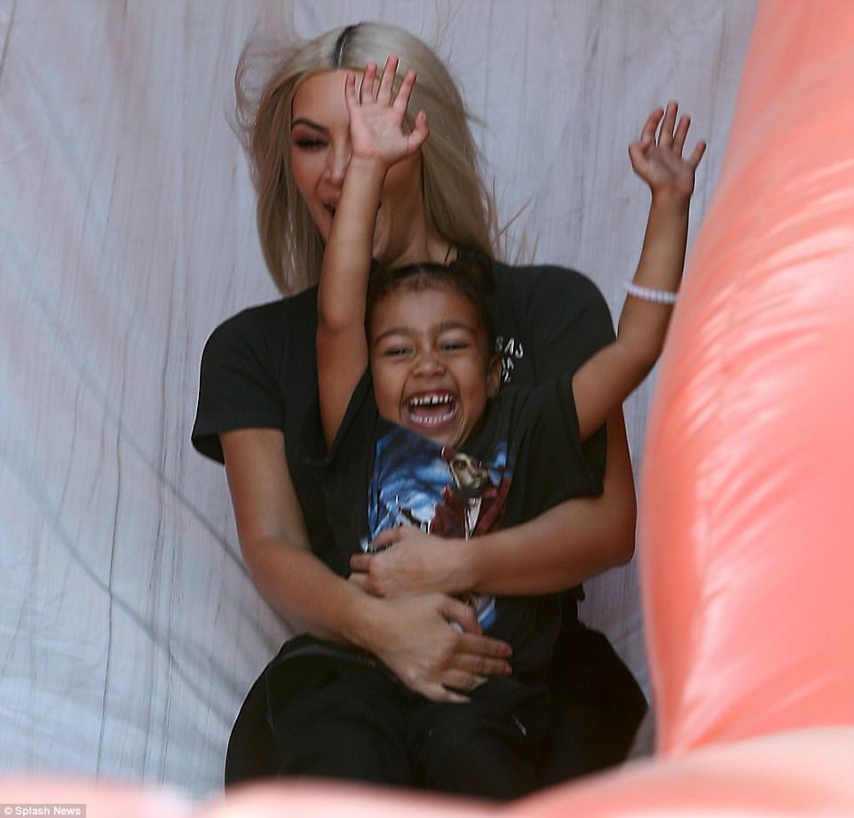 Nữ hoàng thị phi Kim Kardashian kín đáo, xinh đẹp bất ngờ, ra dáng mẹ hiền bên 2 con nhỏ đáng yêu - Ảnh 13.