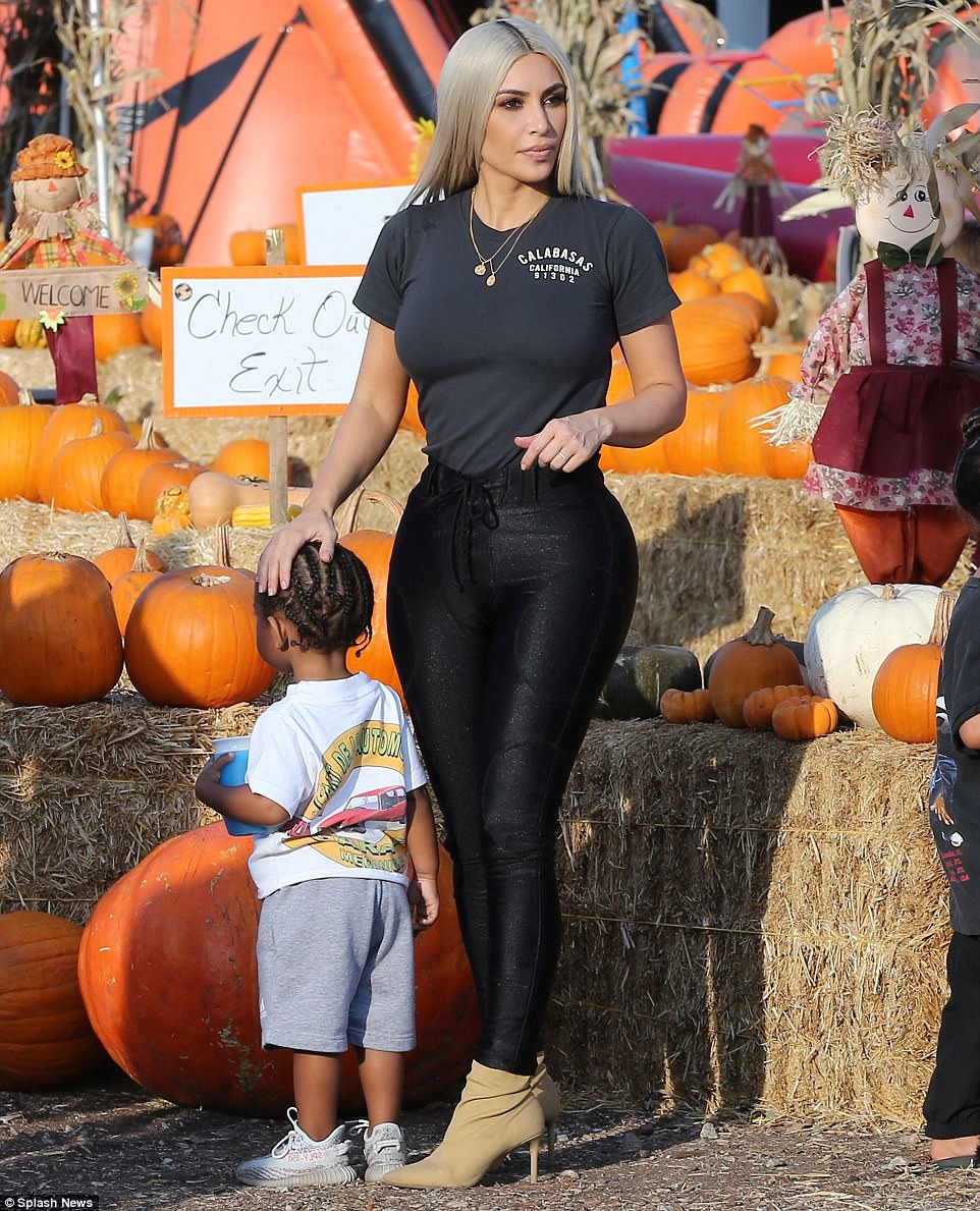 Nữ hoàng thị phi Kim Kardashian kín đáo, xinh đẹp bất ngờ, ra dáng mẹ hiền bên 2 con nhỏ đáng yêu - Ảnh 1.