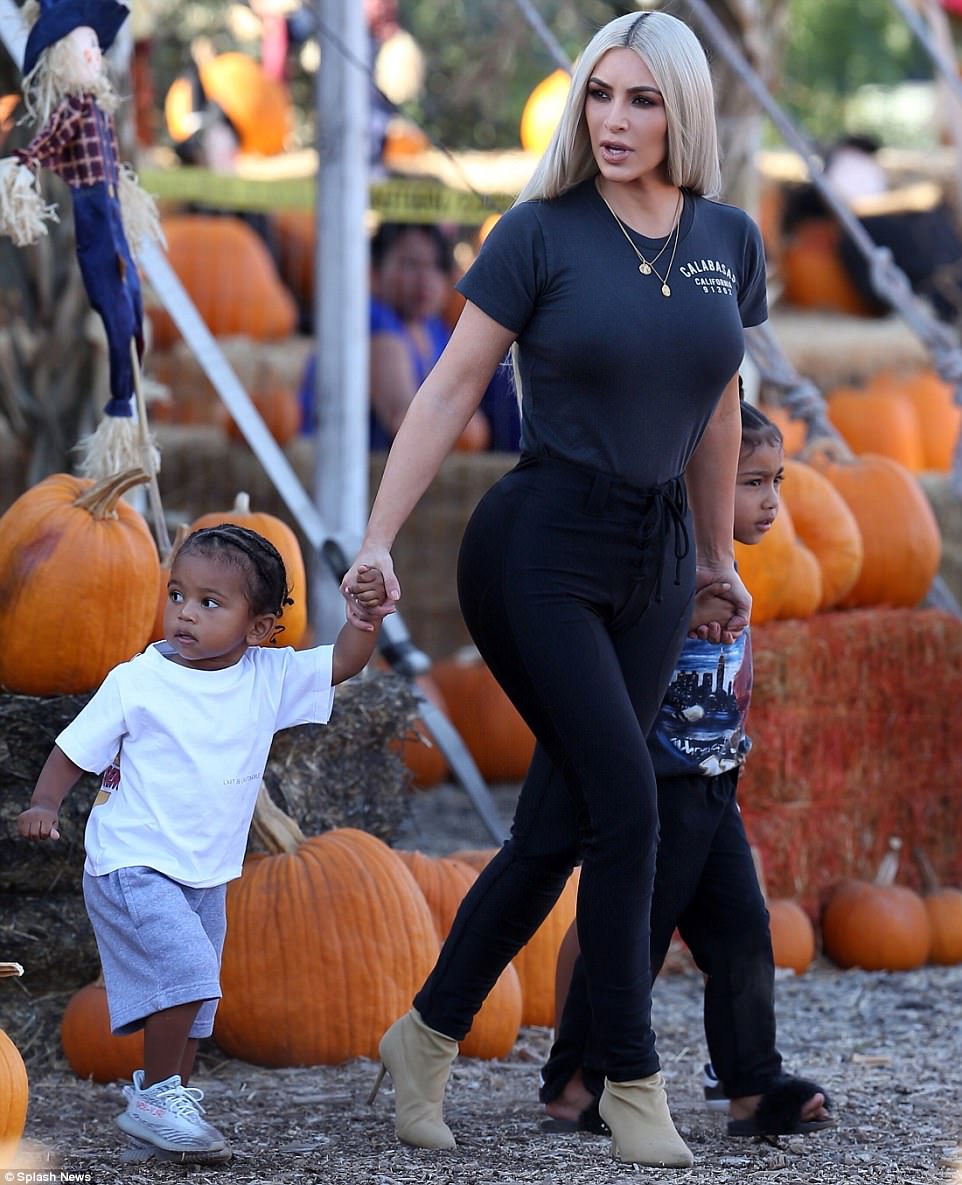 Nữ hoàng thị phi Kim Kardashian kín đáo, xinh đẹp bất ngờ, ra dáng mẹ hiền bên 2 con nhỏ đáng yêu - Ảnh 10.