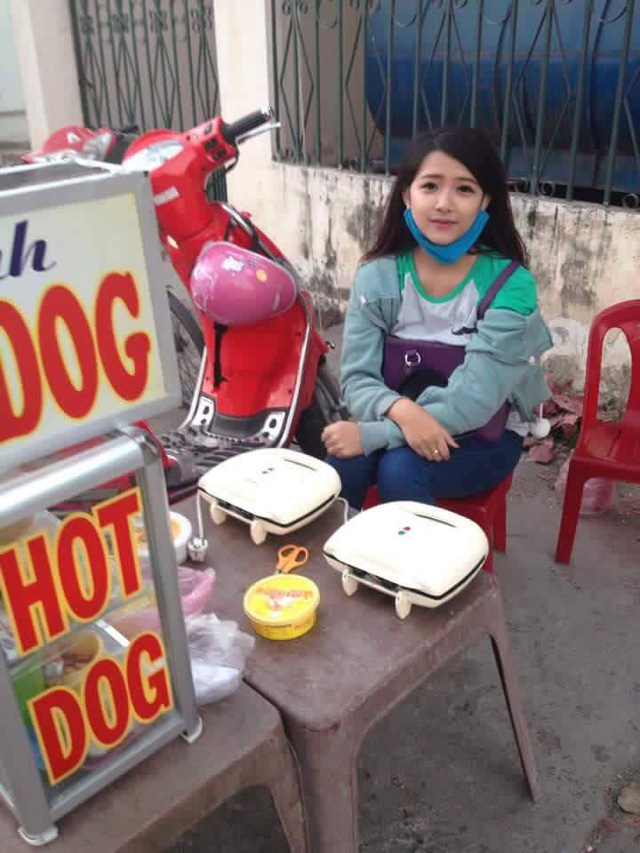 Vào thời điểm đầu năm 2016, Khánh Vy từng thu hút cộng đồng mạng với hình ảnh ngồi bán xúc xích nướng. Bức ảnh được chụp lại tại thời điểm cô đang là sinh viên trường Sư phạm, trong lúc phụ chị ở chung trọ bán xúc xích lúc rảnh rỗi.