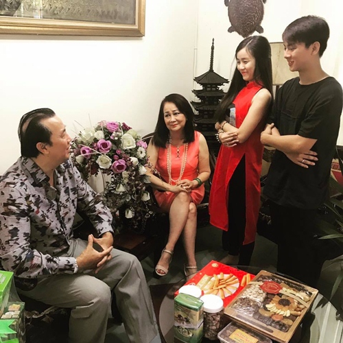 Bức ảnh Hoài Lâm và bạn gái đứng khoanh tay lễ phép tới chúc Tết gia đình NSƯT Bảo Quốc từng gây bão cư dân mạng.