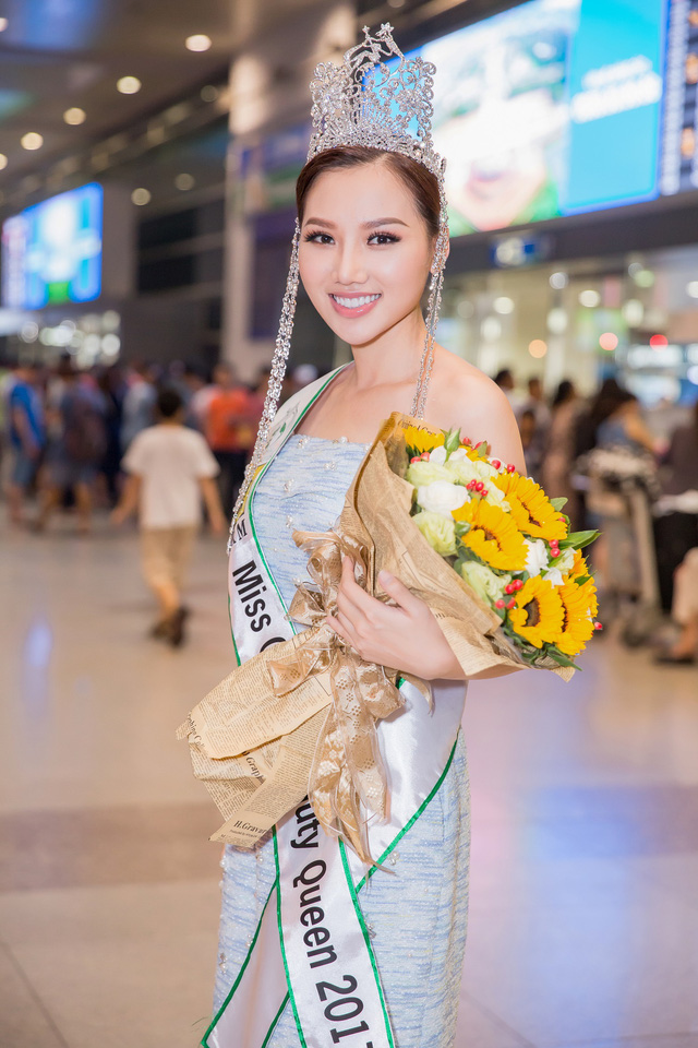 Hoàng Thu Thảo xinh đẹp trong ngày trở về sau khi đăng quang Miss Global Beauty Queen.