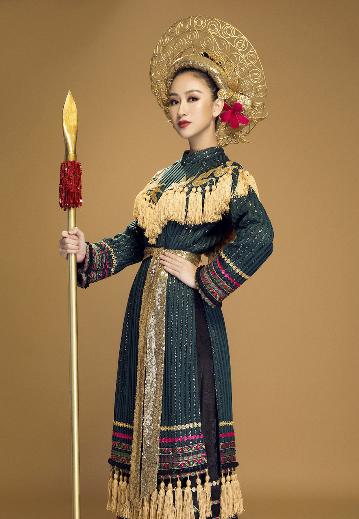 Hé lộ trang phục nữ chiến binh kì công của Hà Thu tại Miss Earth 2017 - Ảnh 5.
