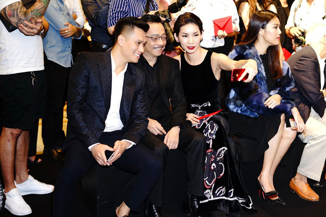 Nam diễn viên Việt Anh (ngoài cùng bên trái) lịch lãm bên NSND Hoàng Dũng, người mẫu Xuân Lan.