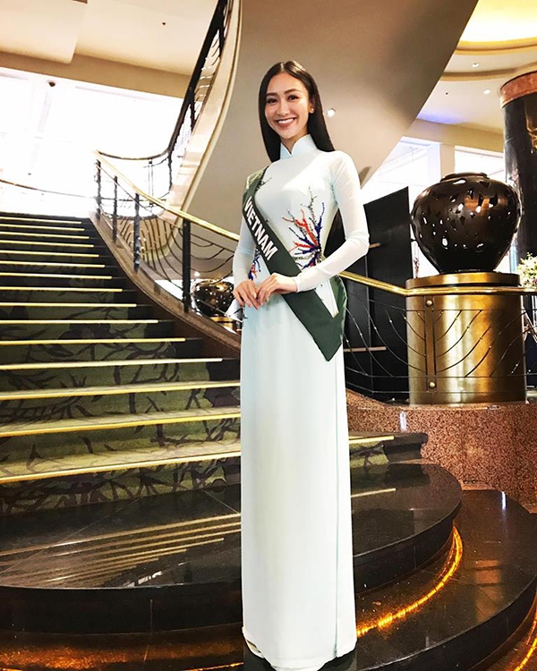  Hà Thu diện áo dài trong phần thi ứng xử của Hoa hậu Trái đất 2017, chiều 29/10. 