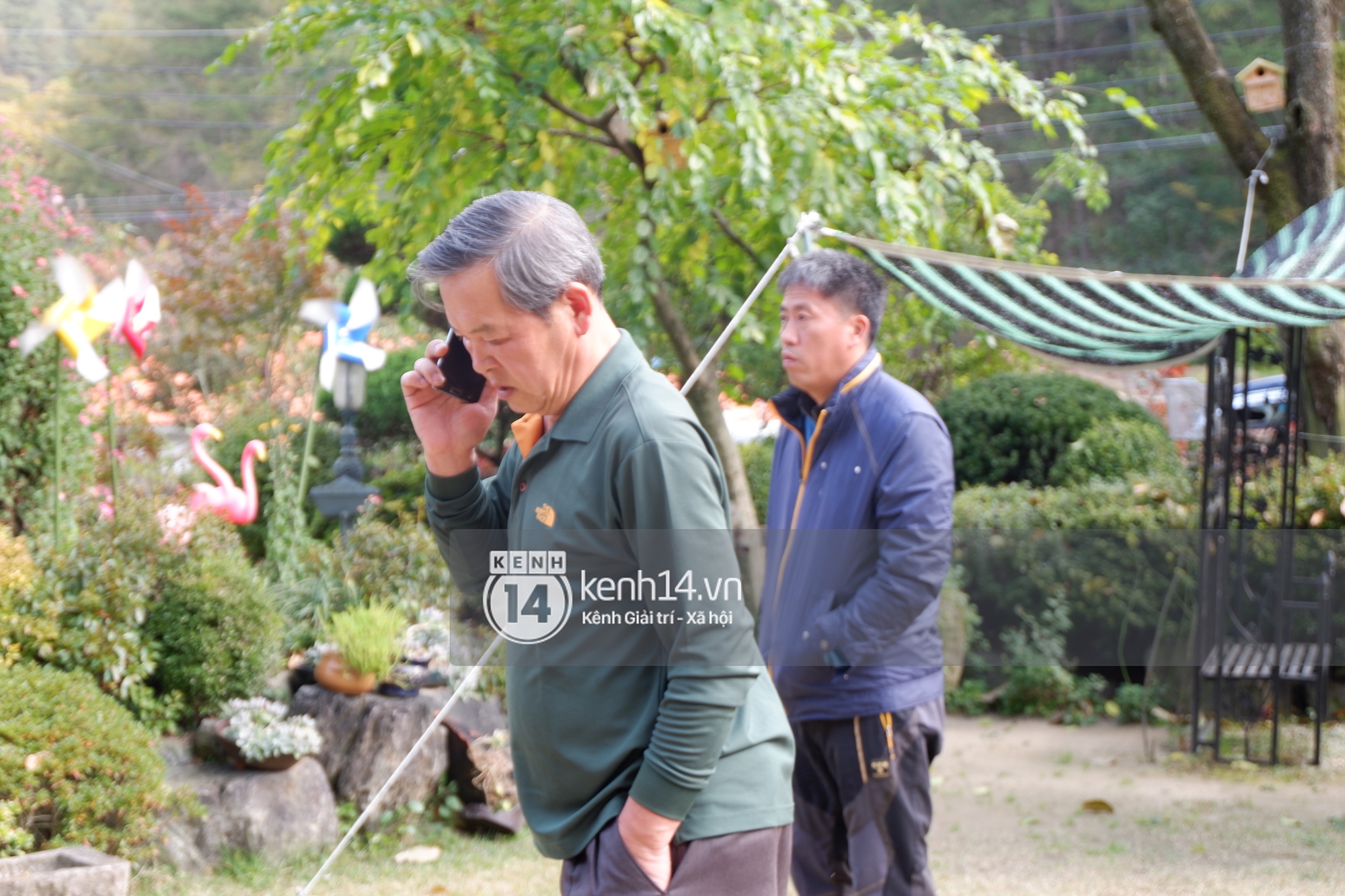 Bố Song Joong Ki giản dị mặc lại chiếc áo thun từ hôm kia đến dự đám cưới thế kỷ của con trai - Ảnh 5.