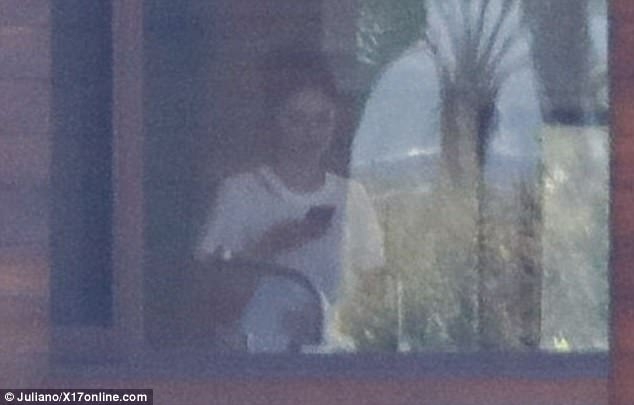  ...Selena Gomez có mặt trong nhà của bạn trai cũ. 