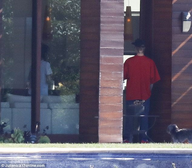  Selena Gomez và Justin ở trong nhà riêng của Justin. 