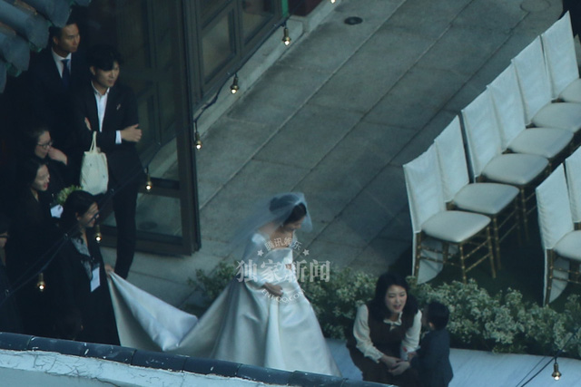  Chiều 31/10, cô dâu Song Hye Kyo xuất hiện rạng ngời trong chiếc váy cưới màu trắng với thiết kế cổ điển. 