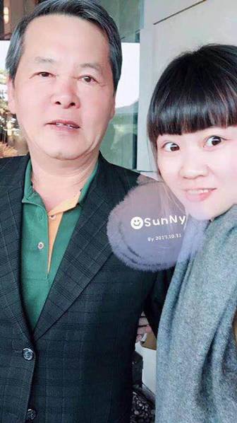 Bố Song Joong Ki giản dị mặc lại chiếc áo thun từ hôm kia đến dự đám cưới thế kỷ của con trai - Ảnh 2.