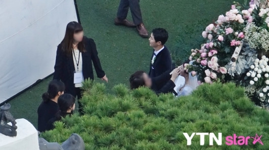  Chú rể Song Joong Ki diện vest đen lịch lãm. 