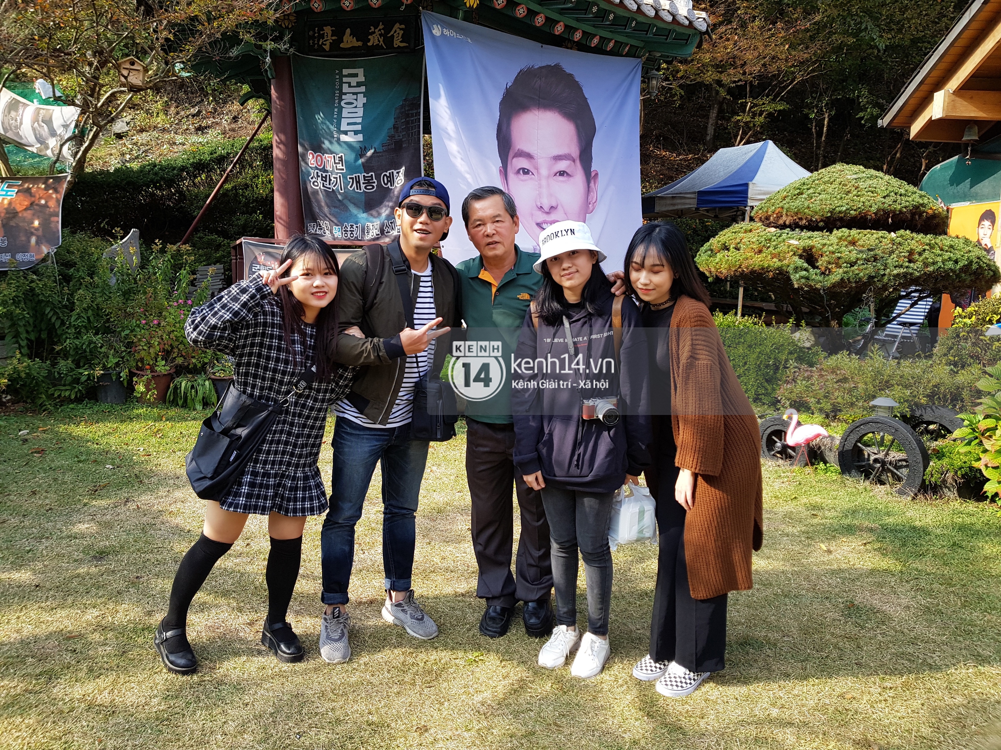 Bố Song Joong Ki giản dị mặc lại chiếc áo thun từ hôm kia đến dự đám cưới thế kỷ của con trai - Ảnh 3.