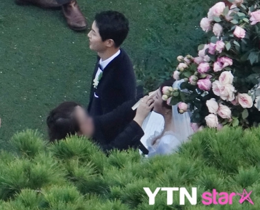  Anh nắm chặt tay vợ, Song Hye Kyo. 