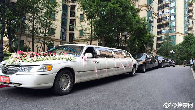  Những chiếc xe cưới sang trọng đã xuất hiện bên ngoài khách sạn Shilla. 
