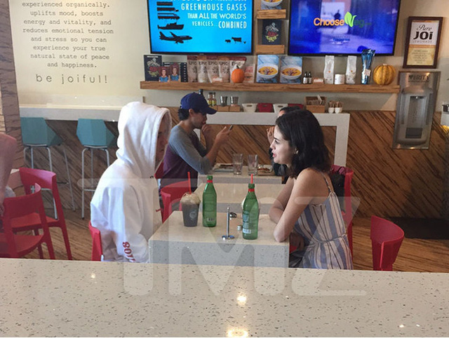  Selena và Justin cùng trò chuyện và ăn trưa sau khi đi nhà thờ cùng nhau, cuối tuần vừa rồi. 
