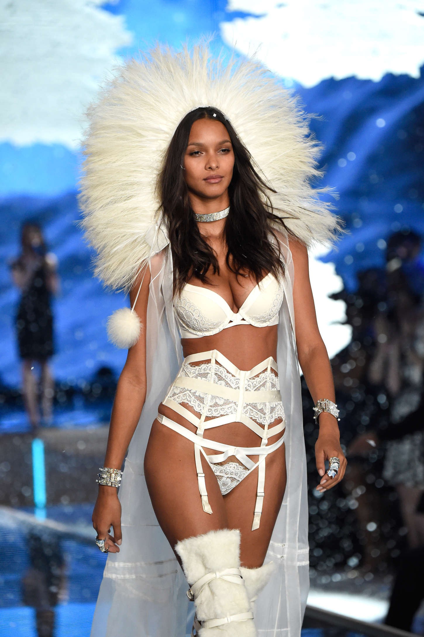 Nghi vấn thiên thần mặt đơ Lais Ribeiro được chọn trình diễn áo lót triệu đô tại Victorias Secret Fashion Show 2017 - Ảnh 4.