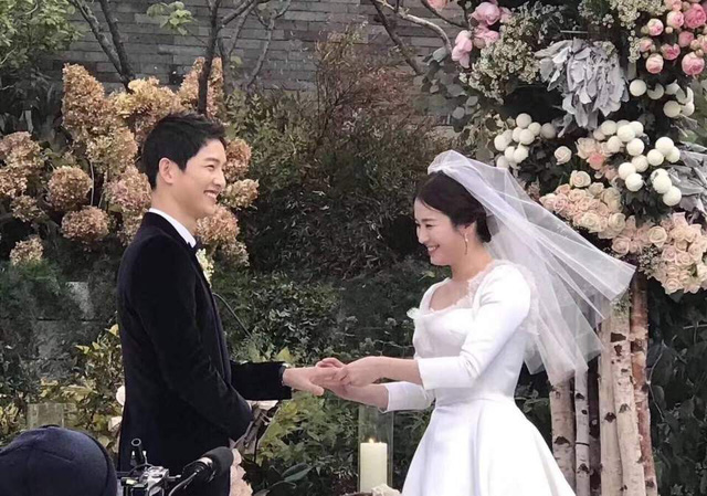  Những hình ảnh về hôn lễ của Song Hye Kyo và Song Joong Ki phủ kín các trang mạng tại châu Á vào ngày 31/10. Được biết, một hãng tin của Trung Quốc đã đề nghị mức giá 15 tỉ won (tương đương 13,4 triệu USD) để ghi hình toàn bộ hôn lễ của cặp đôi Hậu duệ Mặt trời. Nhưng cả Song Joong Ki và Song Hye Kyo đã dứt khoát từ chối vì muốn đây là một sự kiện thực sự riêng tư.  