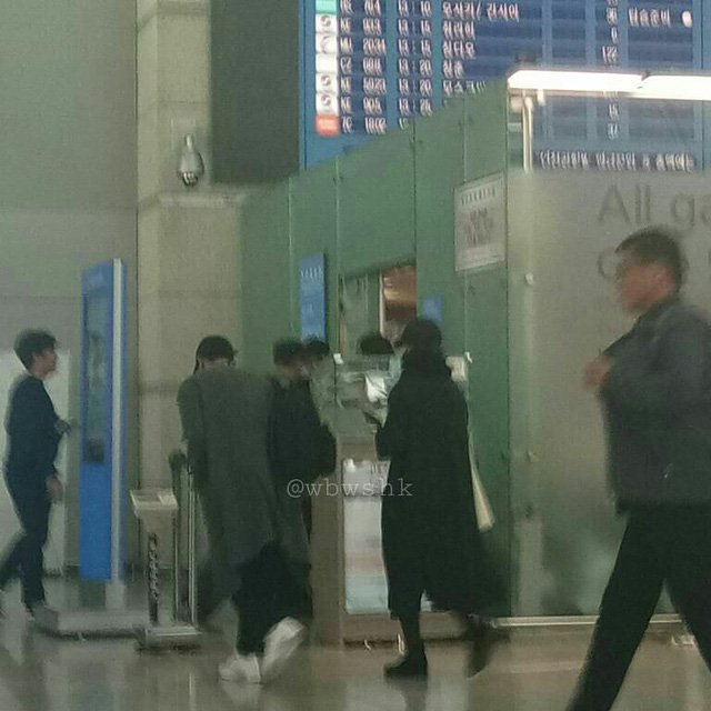  Hai vợ chồng Song Hye Kyo và Song Joong Ki đều diện đồ tối màu, che kín gần hết gương mặt bằng khẩu trang và mũ nhưng vẫn bị nhận ra. Một fan đã chụp lại hình ảnh Song Hye Kyo và Song Joong Ki vội vàng làm thủ tục ở sân bay. 
